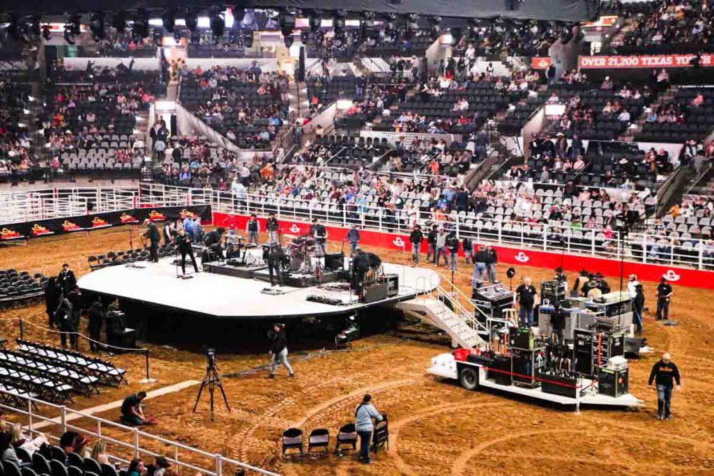 Rodeo Ropes In Big Entertainers