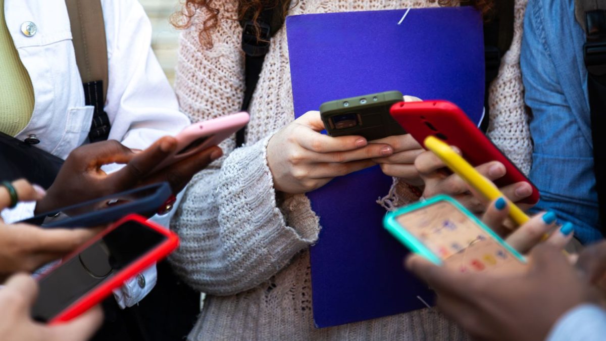 Texas Cell Phone Ban Sparks Debate Among Students and Parents
